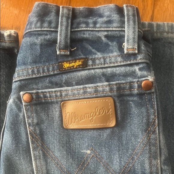 Wrangler Relaxed Fit Jeans in Dark and Light Blue size 27 x 32 - Picture 2 of 14